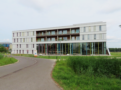 915023 Gezicht op de zijvleugel van het prinses máxima centrum voor kinderoncologie (Heidelberglaan 25) op het Utrecht ...